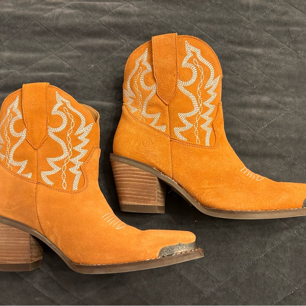 Dingos women’s size 7.5 orange suede bootie